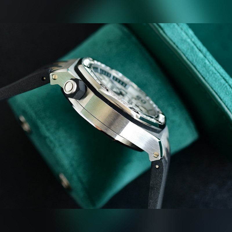 Audemars Piguet Royal Oak 15710 Quality Timepiece with Essential Features-4