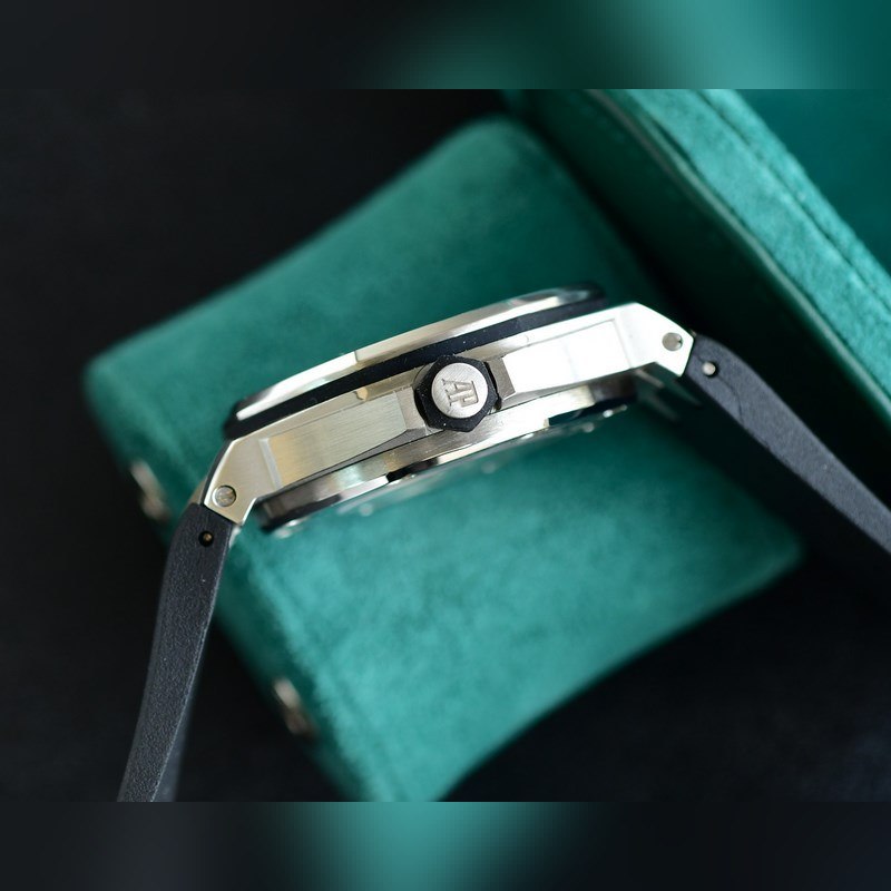 Audemars Piguet Royal Oak 15710 Quality Timepiece with Essential Features-5