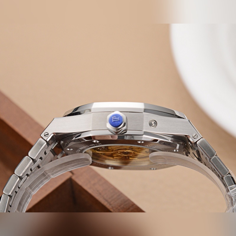 AP Royal Oak Men's Replica Watch Luxury Timepiece with Key Features-6