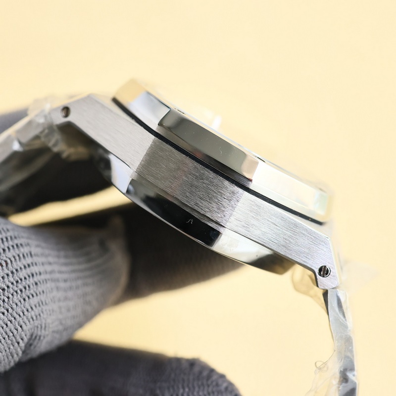 Audemars Piguet Royal Oak 26715B GV1 Luxury Timepiece-5