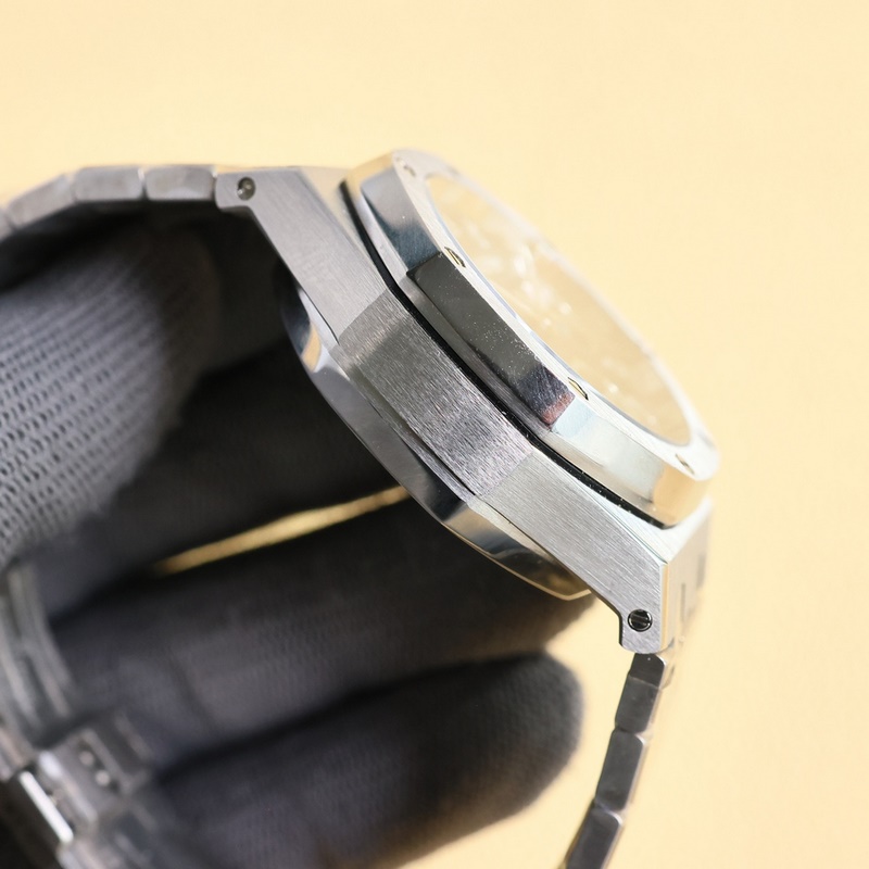 Audemars Piguet Royal Oak 26715BC.ZZ.1 Luxury Replica Watch-5