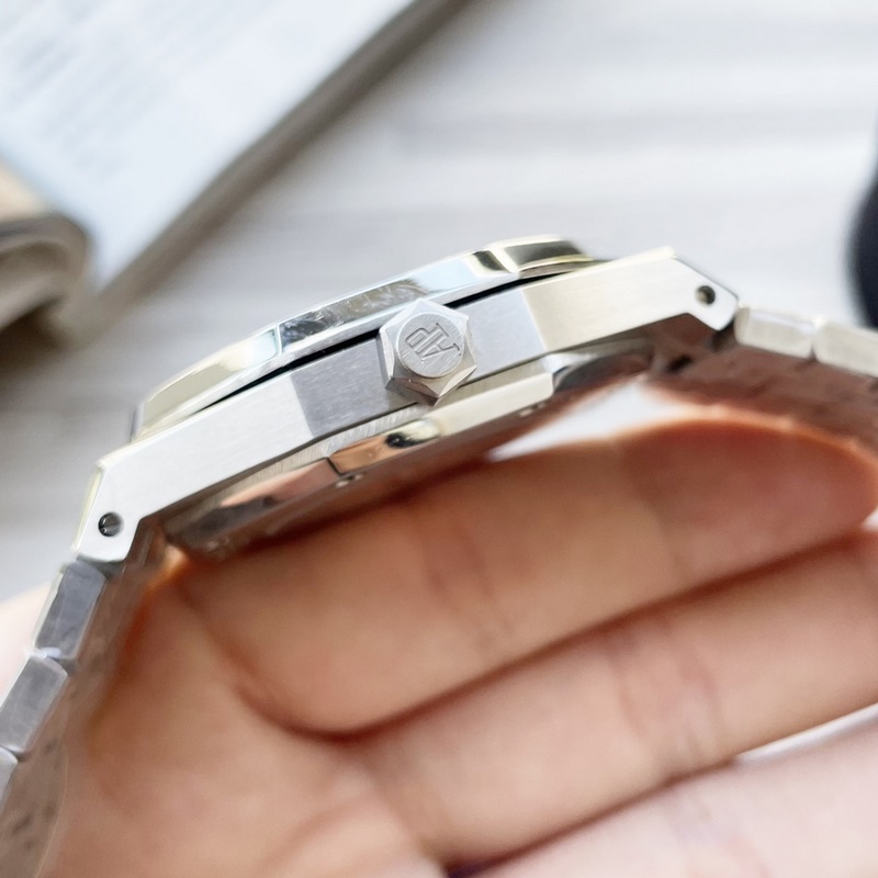 Audemars Piguet Royal Oak 45mm Replica Watch with Coated Glass and AP Logo-6