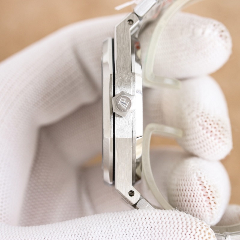Audemars Piguet Royal Oak 15510V2 Enhanced Movement Design and Quality-5