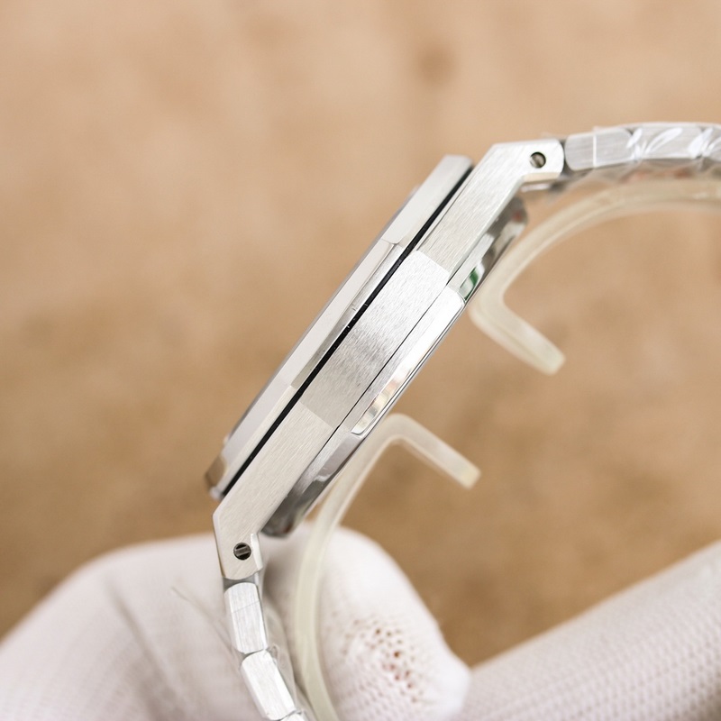 Audemars Piguet Royal Oak 15510V2 Enhanced Design with Refined Movement-4