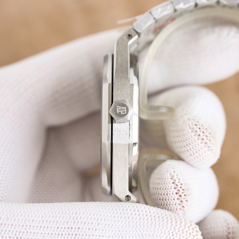 Audemars Piguet Royal Oak 15510V2 Enhanced Design with Refined Movement-6