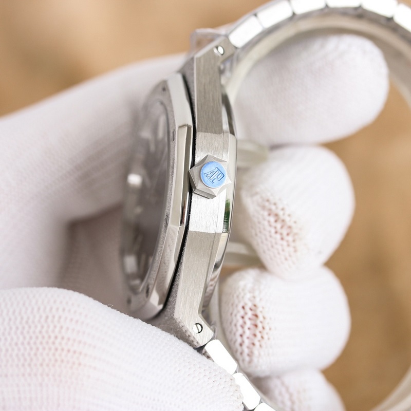 Audemars Piguet Royal Oak Frosted Gold Skeletonized Movement for Enhanced Elegance-5