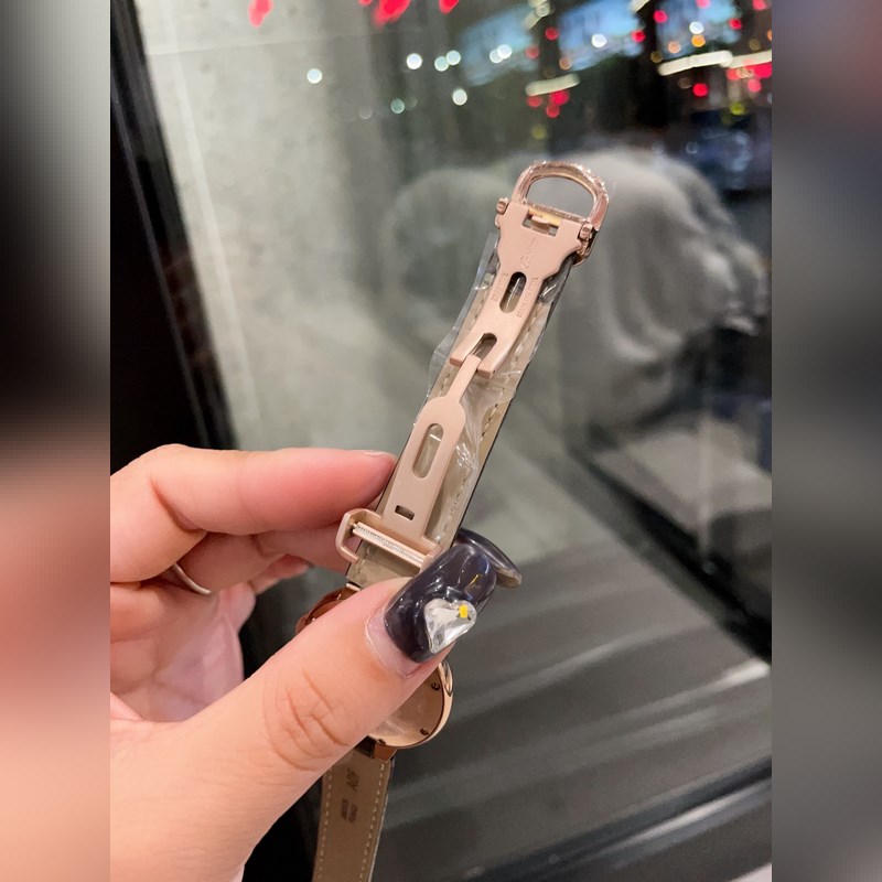 Cartier Ballon Bleu 33mm Quartz Replica Watch Exquisite Craftsmanship Traditional Three-Hand Design-4