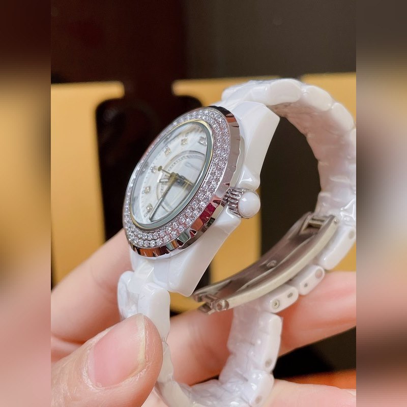 Chanel J12 Ceramic Replica Watch 33mm Quartz Classic Luxury Timepiece-5