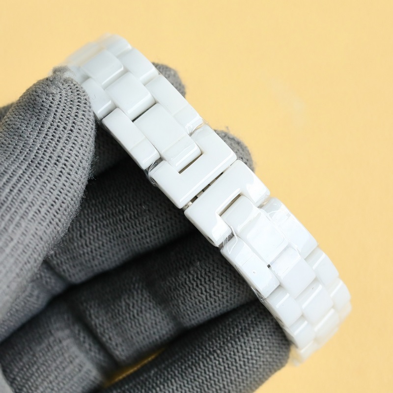Chanel J12 33mm Women's Replica Watch New Super Ceramic Exquisite Craftsmanship-5