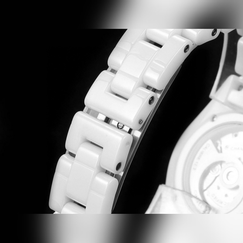 Chanel J12 33mm Super Ceramic Women's Replica Watch Exquisite Craftsmanship-5