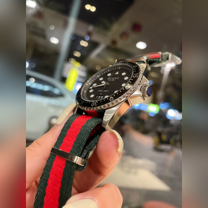 Gucci Dive Series Urban Sports Fashion Timepiece with Striped Design-2