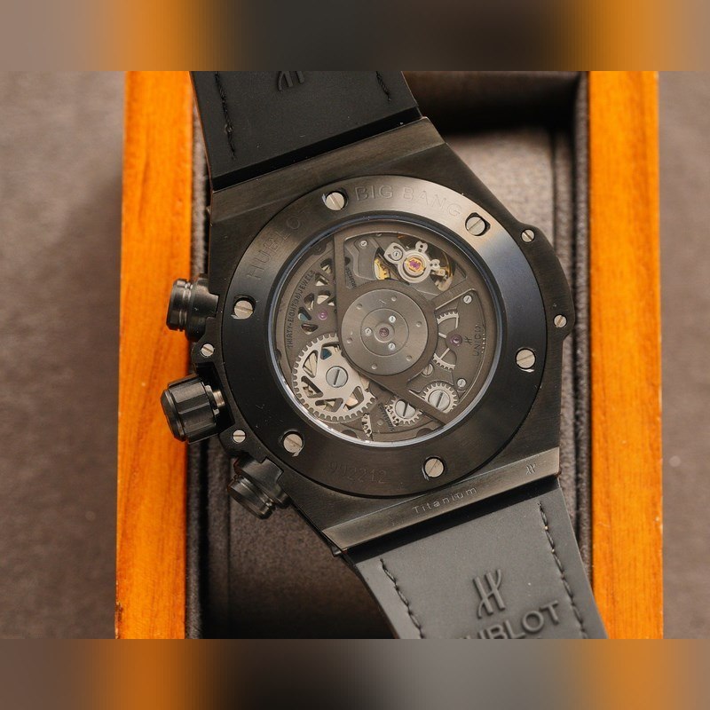 Hublot Big Bang V2 Chronograph with Element Materials-7