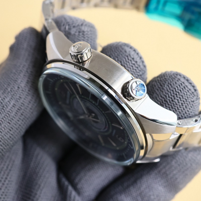 Jaeger-LeCoultre Polaris Calendar Replica Watch Elegant and Sporty Dual-Handle Design-5