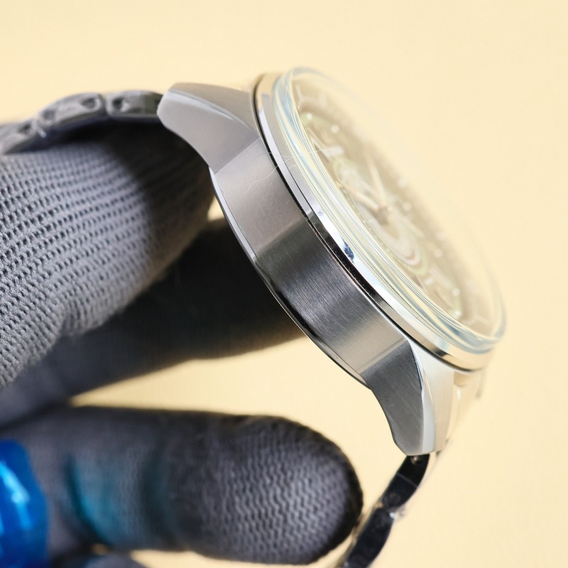 Jaeger-LeCoultre Polaris Calendar Replica Watch Elegant and Sporty Dual-Handle Design-7