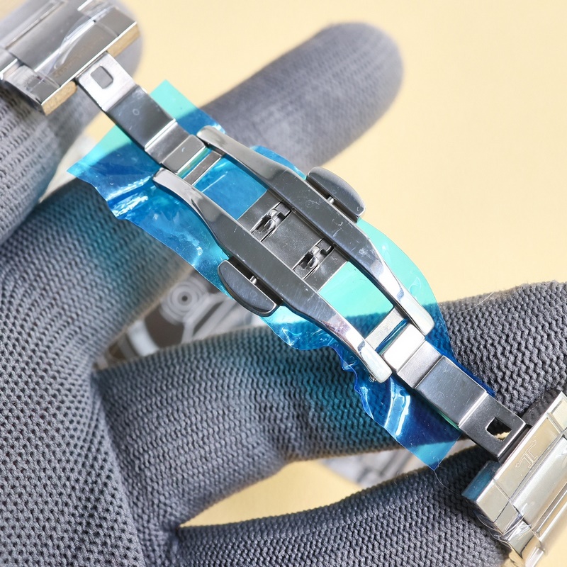 Jaeger-LeCoultre Polaris Calendar Replica Watch Elegant and Sporty Dual-Handle Design-8