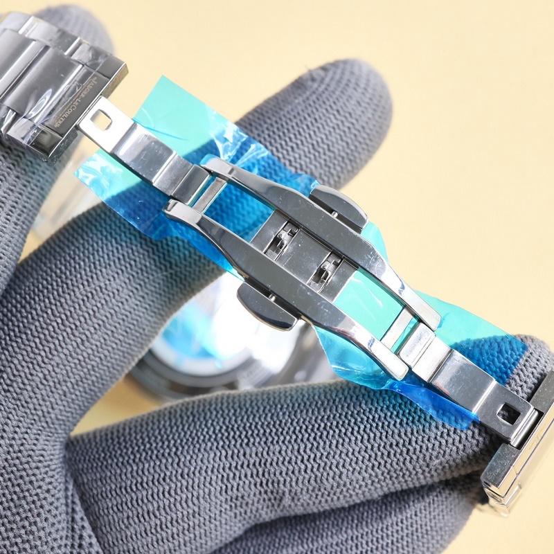 Jaeger-LeCoultre Polaris Calendar Replica Watch Modern Dual-Handle Design Elegant Sporty Style-5