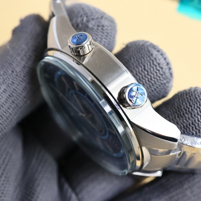 Jaeger-LeCoultre Polaris Calendar Replica Watch Modern Dual-Handle Design Elegant Sporty Style-6