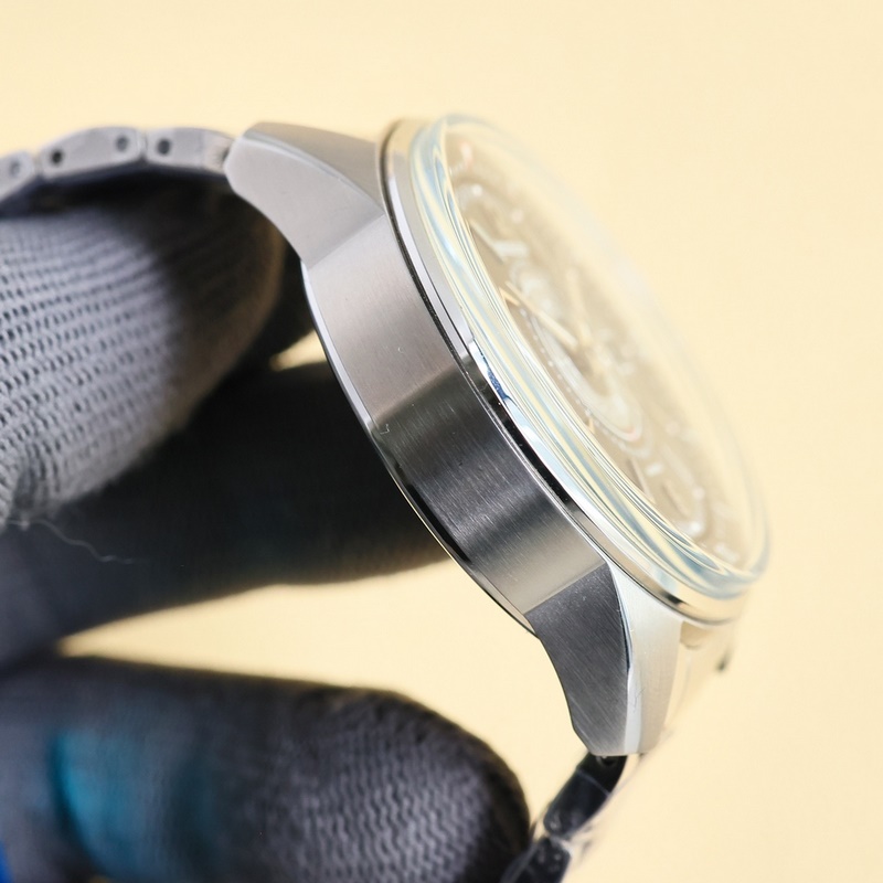 Jaeger-LeCoultre Polaris Calendar Replica Watch Modern Dual-Handle Design Elegant Sporty Style-7