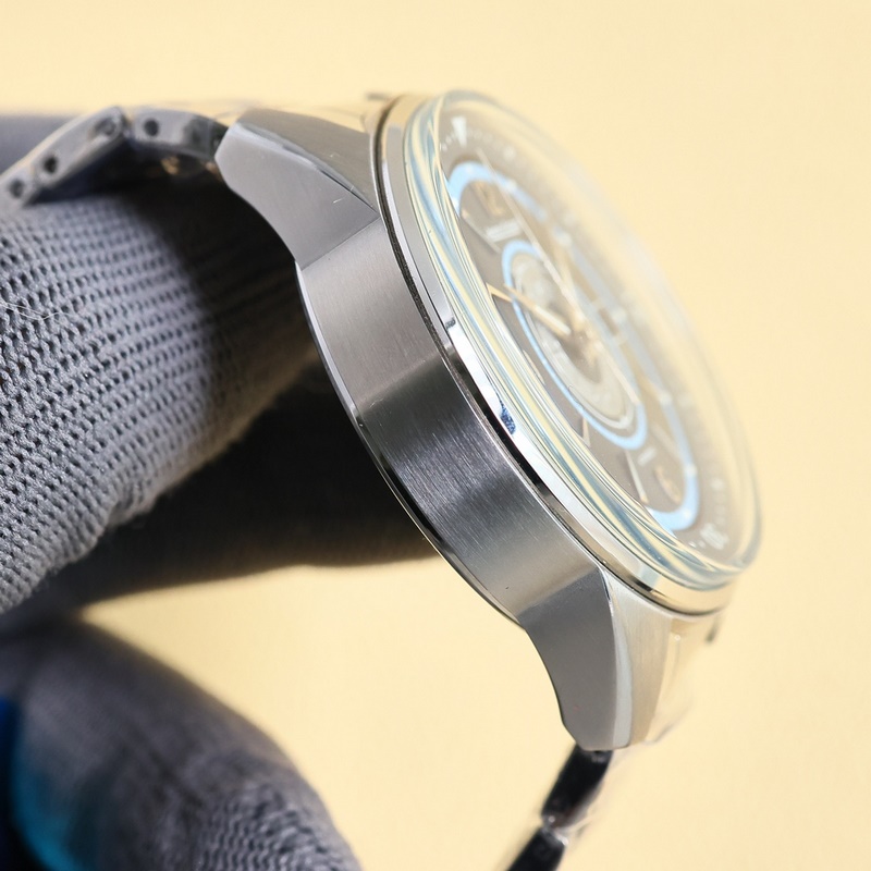 Jaeger-LeCoultre Polaris Calendar Replica Watch Elegant Modern Dual Crown Design-6