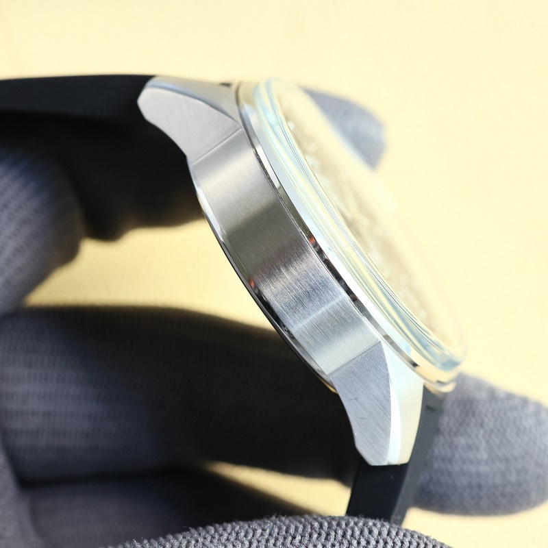 Jaeger-LeCoultre Master 410257 42mm Alarm Replica Watch Luxury Timepiece-6