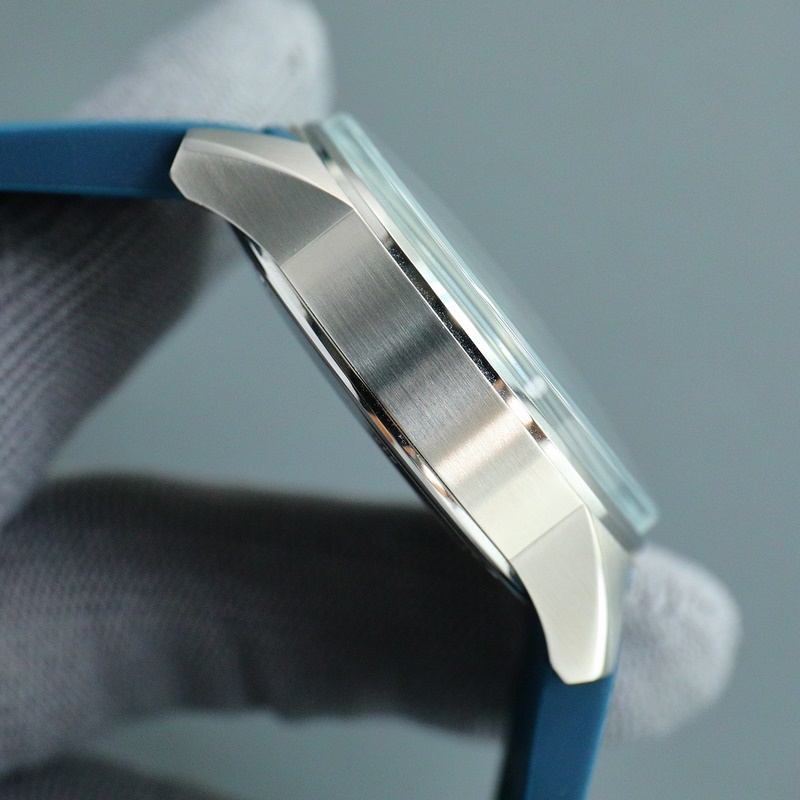 Jaeger-LeCoultre Polaris V3 41mm Stainless Steel Case with Streamlined Design-5