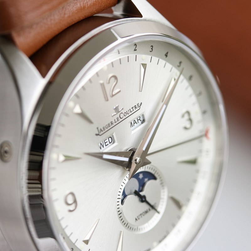 Jaeger-LeCoultre Master Calendar Elegant Timepiece with Exquisite Functions-3