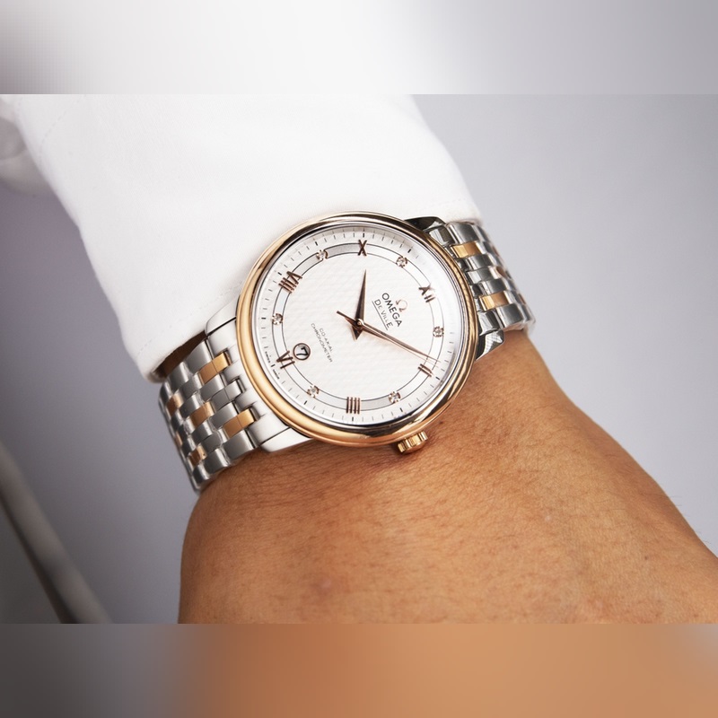 Omega De Ville Couples Replica Watch Authentic Sunburst Dial Arc Glass-5