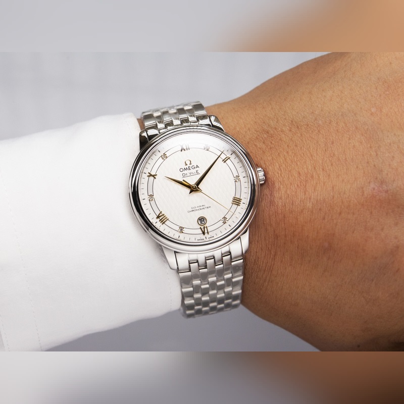 Omega-Constellation Couple's Replica Watch Genuine with Sunburst Dial and Curved Sapphire Glass-3