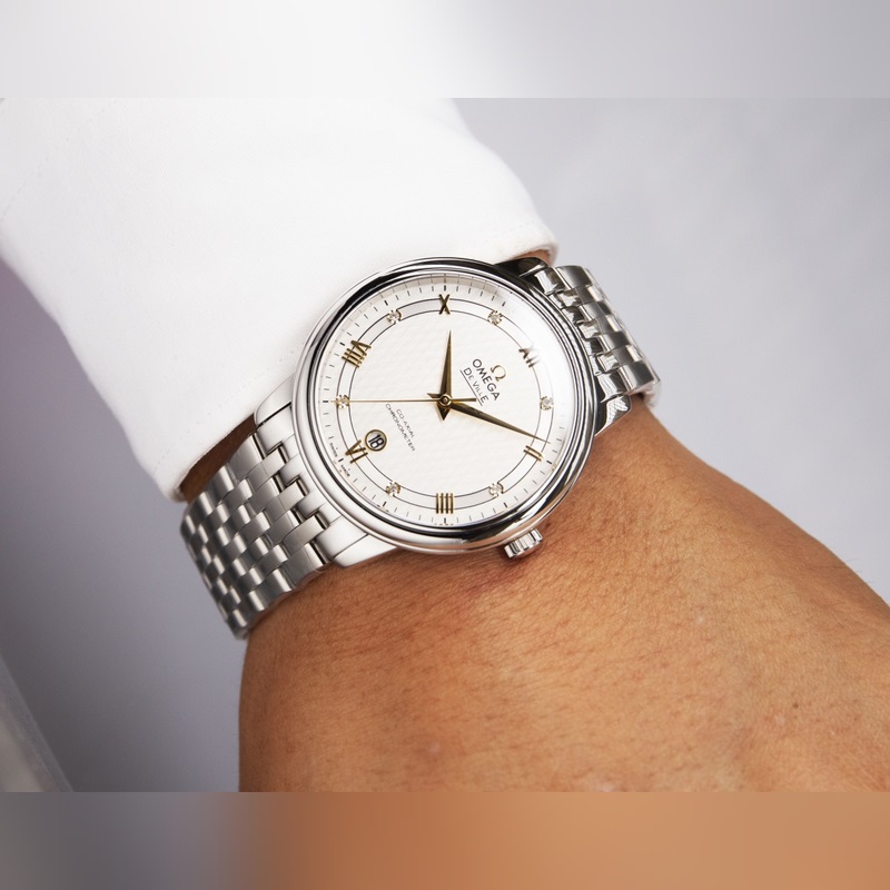 Omega-Constellation Couple's Replica Watch Genuine with Sunburst Dial and Curved Sapphire Glass-5