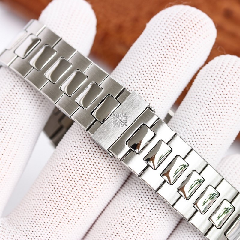 Patek Philippe Nautilus 5711 Classic Steel Replica Watch with High Quality Bracelet and Case-6