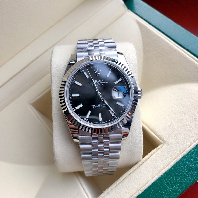 Rolex Datejust Versatile Luxury for Business and Casual Wear-2